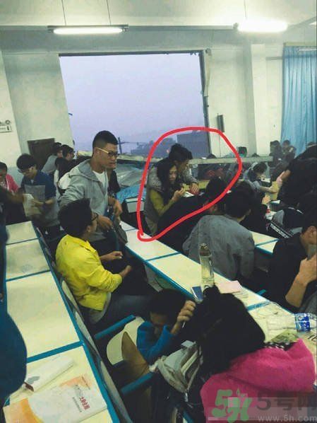 哪個學(xué)校學(xué)校窗戶突然倒塌？男生拼命護(hù)住女生 ！