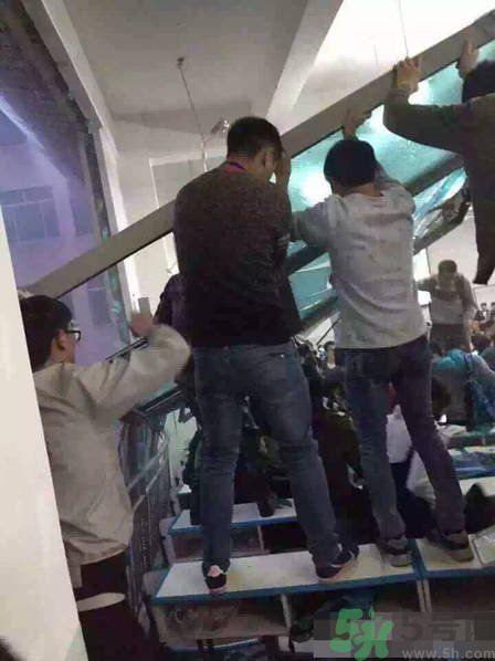 哪個學(xué)校學(xué)校窗戶突然倒塌？男生拼命護(hù)住女生 ！