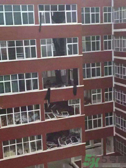 哪個學(xué)校學(xué)校窗戶突然倒塌？男生拼命護(hù)住女生 ！
