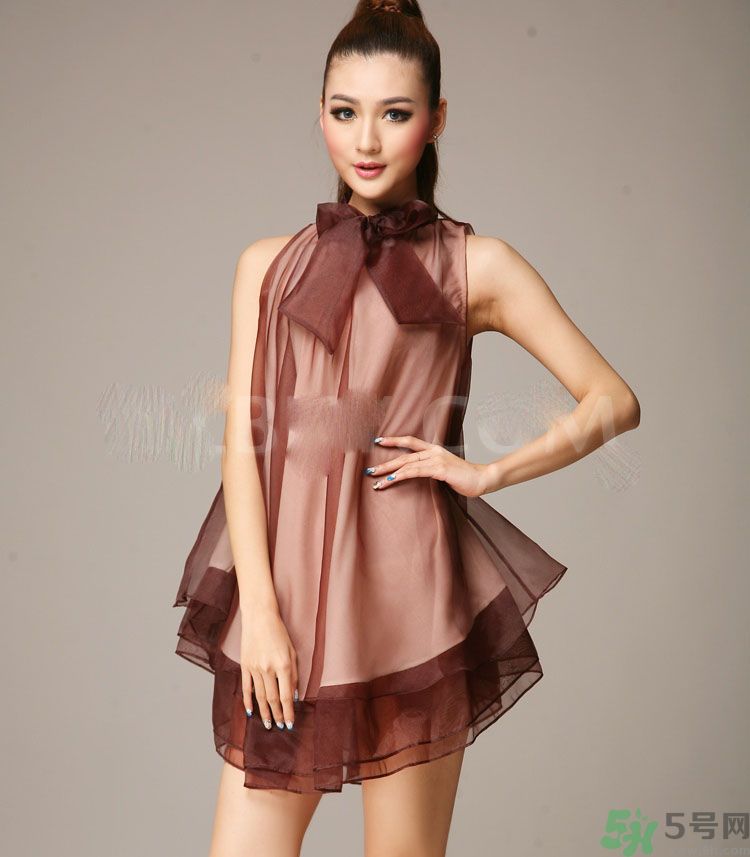 胸小的女生怎么穿衣服好看？胸小的女生怎么穿衣顯得胸大？