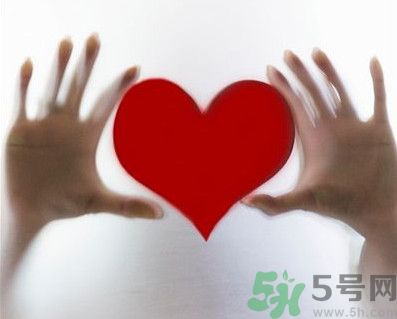 舌頭顏色發(fā)紫是什么原因？舌頭白白的是怎么回事？