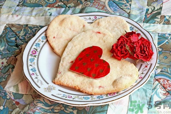 舌頭顏色發(fā)紫是什么原因？舌頭白白的是怎么回事？