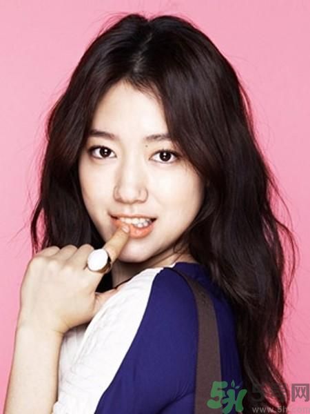 齊劉海中分適合什么臉型？齊劉海中分怎么扎好看？