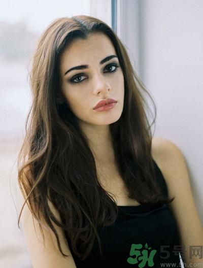 齊劉海中分適合什么臉型？齊劉海中分怎么扎好看？