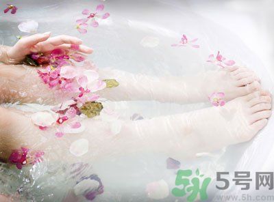 用涼水洗腳還是熱水洗腳好？為什么熱水比涼水洗腳要好？