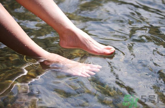 用涼水洗腳還是熱水洗腳好？為什么熱水比涼水洗腳要好？