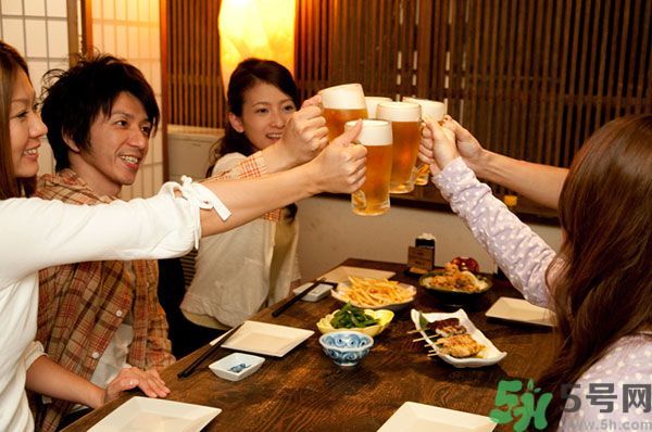 喝酒怎樣才能不傷身？飲酒要注意些什么？