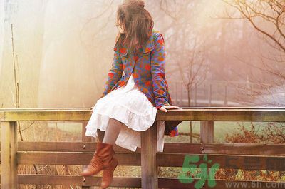 翹二郎腿小腿會(huì)長粗嗎？翹二郎腿會(huì)影響健康嗎？