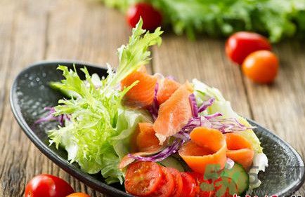 燻鮭魚沙拉怎么做？燻鮭魚沙拉的做法？