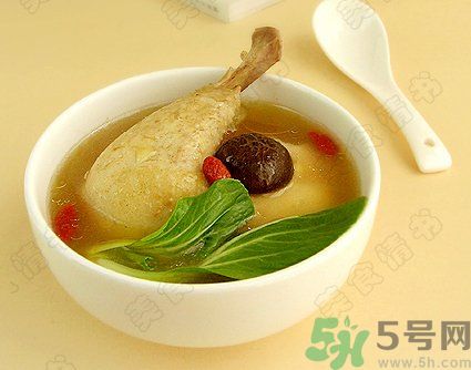 燉雞湯什么時(shí)候放鹽？燉雞湯不要先放鹽？