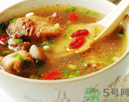 燉雞湯什么時(shí)候放鹽？燉雞湯不要先放鹽？