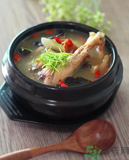 燉雞湯用冷水還是熱水？雞湯用冷水可以嗎？