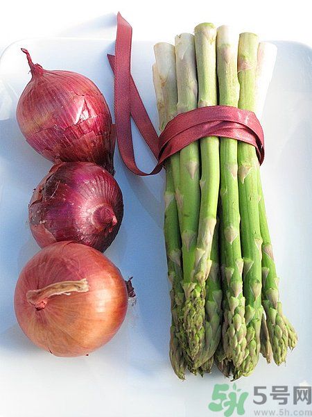 蘆筍和洋蔥能一起吃嗎？蘆筍和洋蔥怎么炒好吃？