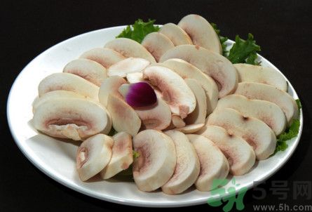 蘑菇有白毛能吃嗎？蘑菇上面長了一層白毛還能吃嗎？