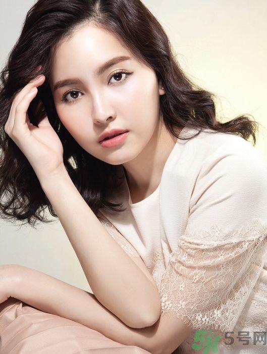 中長(zhǎng)微卷鮑伯頭怎么弄？大人味浪漫鮑伯頭