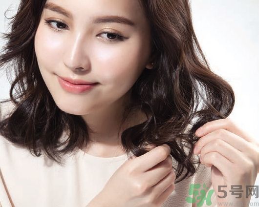 中長(zhǎng)微卷鮑伯頭怎么弄？大人味浪漫鮑伯頭