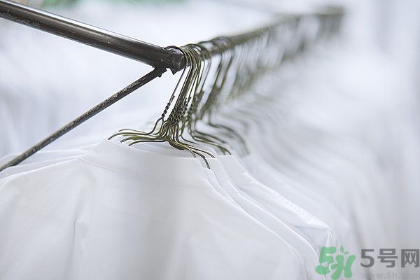 什么面料不容易皺？如何挑選不易皺的衣服？