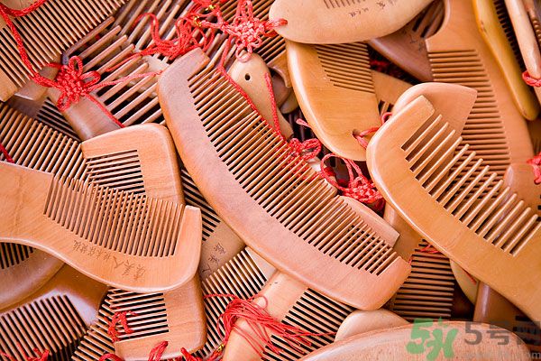 用哪種梳子不容易掉頭發(fā)？用什么梳子梳頭防掉發(fā)？