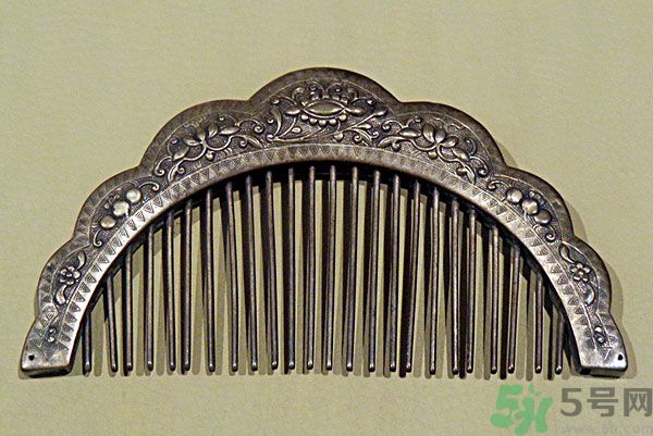 用哪種梳子不容易掉頭發(fā)？用什么梳子梳頭防掉發(fā)？