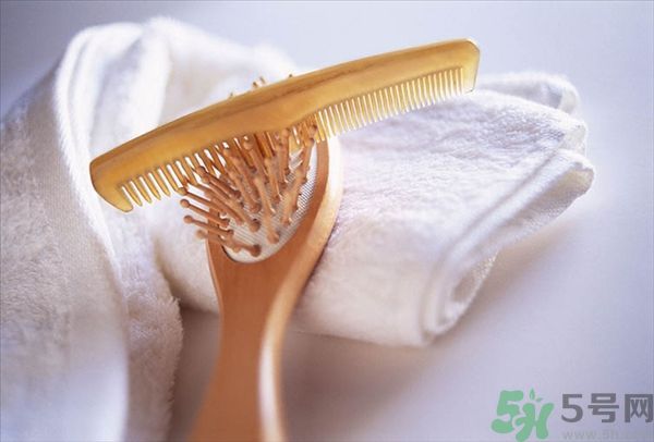 用哪種梳子不容易掉頭發(fā)？用什么梳子梳頭防掉發(fā)？
