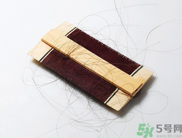 用哪種梳子不容易掉頭發(fā)？用什么梳子梳頭防掉發(fā)？