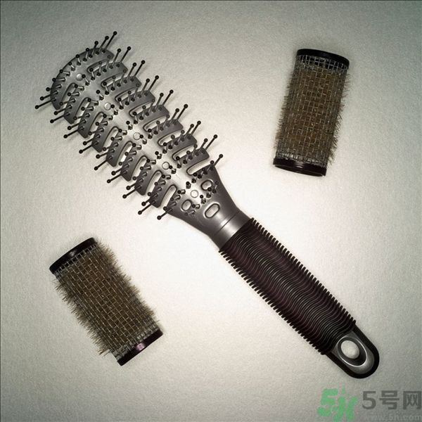 長卷發(fā)應(yīng)該用什么梳子梳頭發(fā)？卷發(fā)用什么梳子最好？