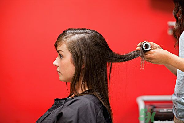 長卷發(fā)應(yīng)該用什么梳子梳頭發(fā)？卷發(fā)用什么梳子最好？