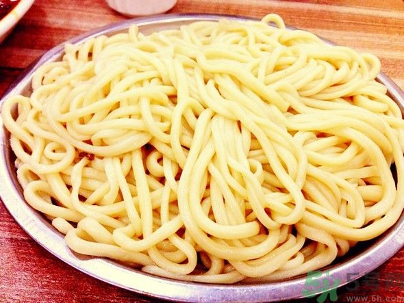 每天晚上吃白面條會(huì)長(zhǎng)胖嗎？吃白面有什么好處呢？