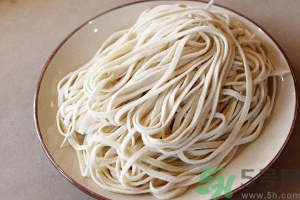 每天晚上吃白面條會(huì)長(zhǎng)胖嗎？吃白面有什么好處呢？