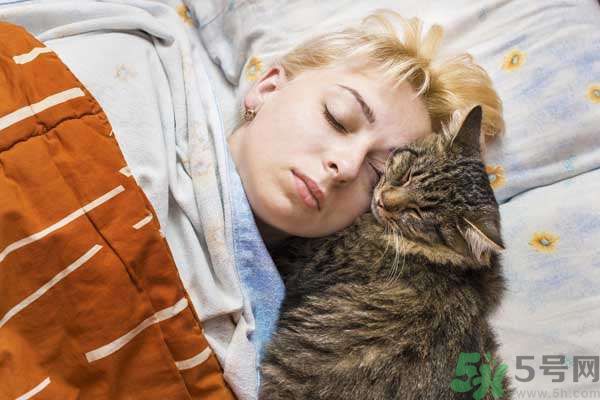 和寵物一起睡覺(jué)要注意什么？寵物睡姿有什么含義？