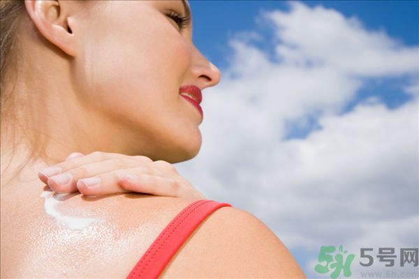 為什么涂了防曬霜還是會(huì)曬黑？涂防曬霜要注意什么？