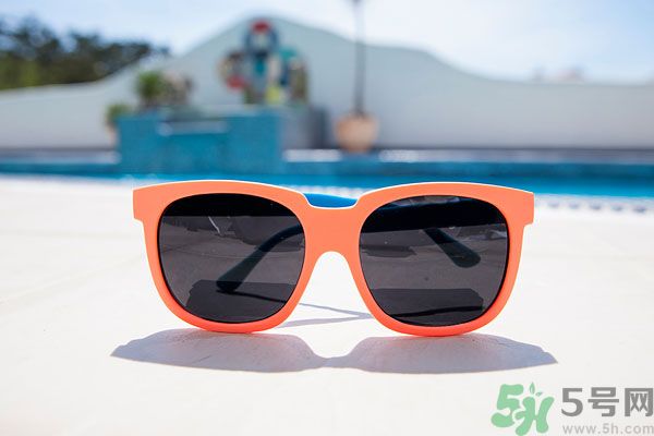 怎樣防止眼睛曬傷？怎樣挑選防曬眼鏡？