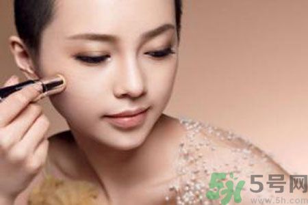 額頭出油是什么原因？額頭出油怎么辦？