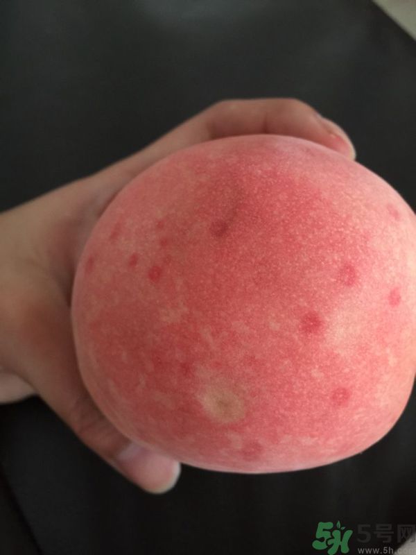 桃子上有紅點(diǎn)能吃嗎？桃子上有黑點(diǎn)可以吃嗎？