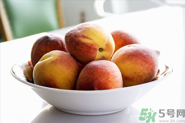 桃子上有紅點(diǎn)能吃嗎？桃子上有黑點(diǎn)可以吃嗎？