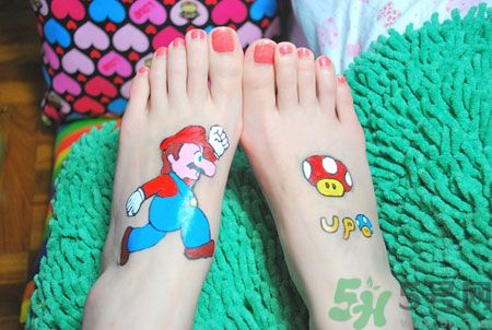 腳背上長(zhǎng)水泡很癢怎么辦？腳背上長(zhǎng)水泡是怎么回事？