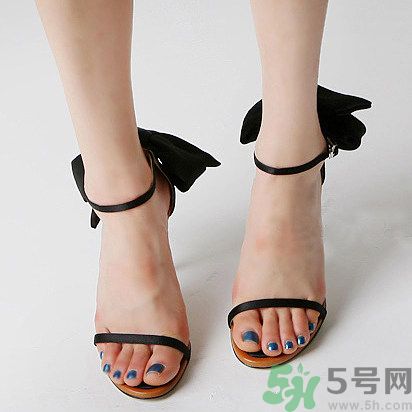 腳心長(zhǎng)水泡是怎么回事？腳心長(zhǎng)水泡怎么辦？