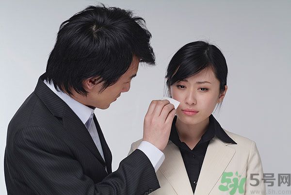 一生氣就流眼淚是怎么回事？生氣流淚怎么辦？