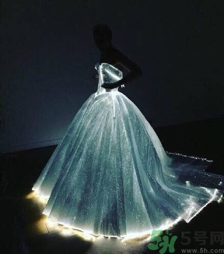 夜光裙為什么會發(fā)光？夜光裙有害嗎？