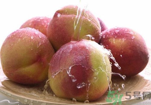 桃子吃多了容易便秘嗎？桃子吃多了會(huì)肚子疼嗎？