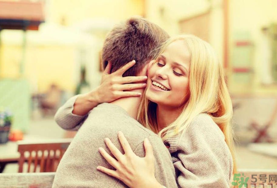 不同身高差的擁抱姿勢是怎樣的？情侶擁抱的姿勢有哪些？