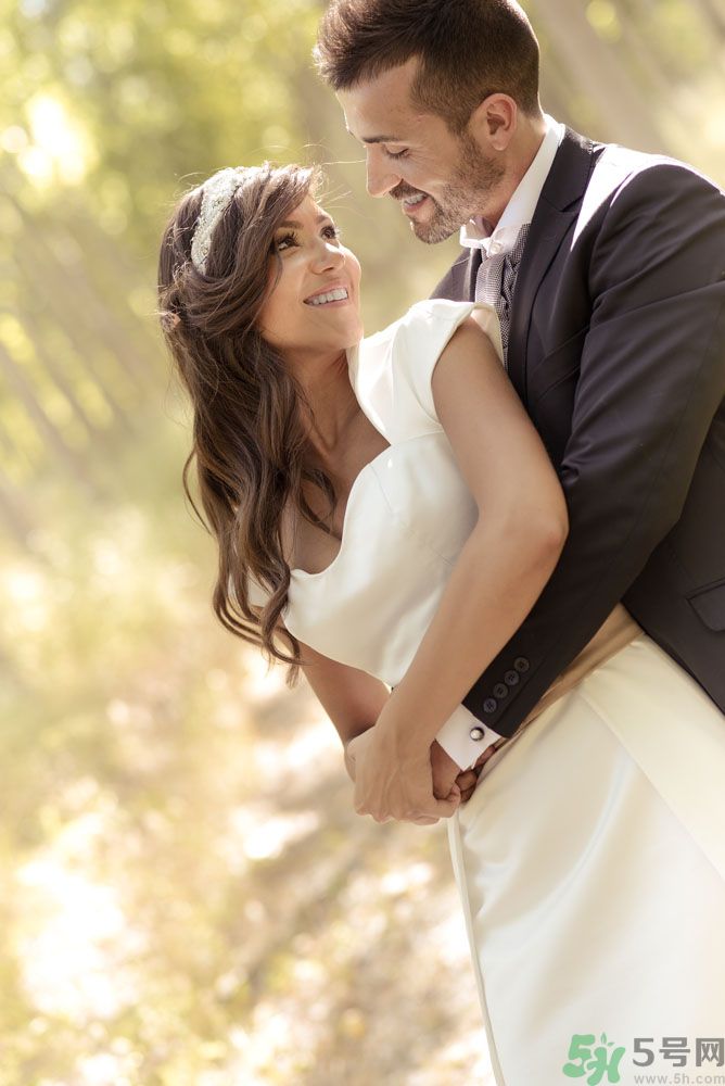 不同身高差的擁抱姿勢是怎樣的？情侶擁抱的姿勢有哪些？