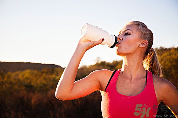 邊跑步邊喝豆?jié){可以嗎？跑步的時(shí)候喝豆?jié){好嗎？