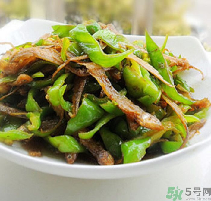 油燜干魚怎么做的？干魚怎么炒好吃？