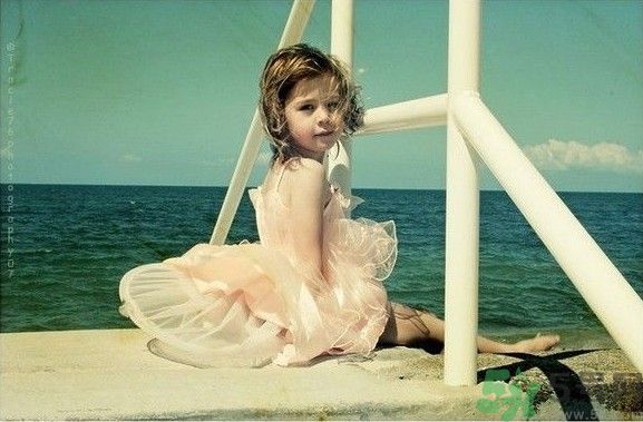 男童ktv熊抱強(qiáng)吻陪唱小姐是怎么回事？如何加強(qiáng)孩子的品德修養(yǎng)？