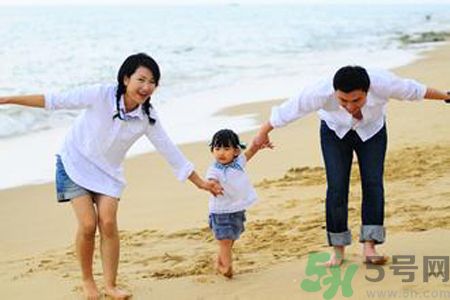 男童ktv熊抱強(qiáng)吻陪唱小姐是怎么回事？如何加強(qiáng)孩子的品德修養(yǎng)？