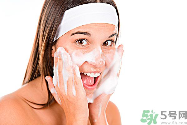 黑頭和螨蟲是一樣嗎？黑頭和螨蟲有什么區(qū)別？