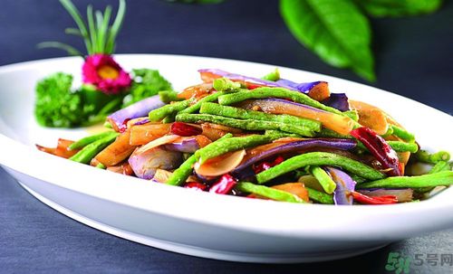 如何炒茄子不變色呢？怎么炒茄子才能不變色？