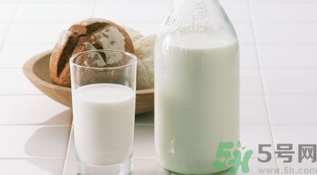 金銀花露可以和牛奶一起沖嗎?金銀花露能和牛奶混在一起喝嗎?.jpg 金銀花露可以和牛奶一起沖嗎?金銀花露能和牛奶混在一起喝嗎?.jpg