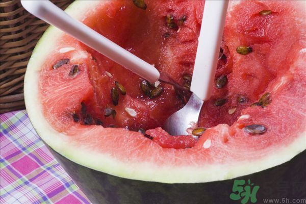 衣服上的西瓜汁怎么洗掉？怎么洗掉西瓜汁？